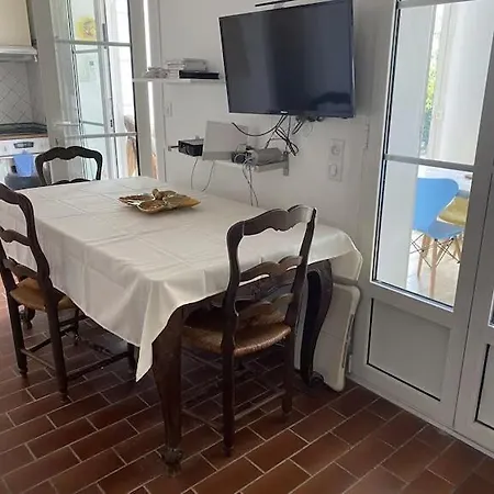 2 Ch Et 1 Traversante Avec Terrasse Et Jardin Proche *