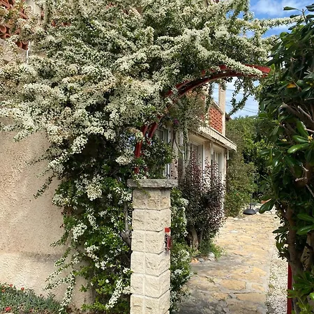 2 Ch Et 1 Traversante Avec Terrasse Et Jardin Proche * Bandol